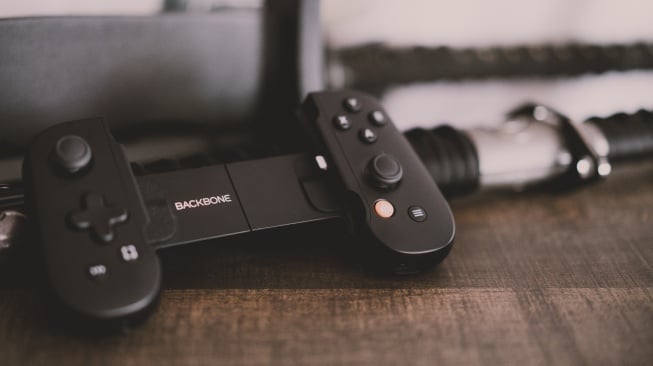 Backbone One controller. [Unsplash/Kadyn Pierce]