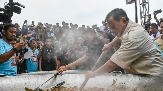 Momen Prabowo Masak Besar dengan Bobon Santoso, Siap Beri Makan Siang Gratis untuk 82,9 Juta Masyarakat Indonesia?