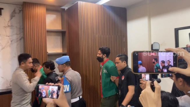 Ammar Zoni dibebaskan atas kasus narkoba ketiganya di Polres Metro Jakarta Barat, Jumat (15/12/2023). [Pahami.id/Tiara Rosana]