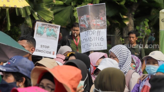 Medical Emergency Rescue Committee (MER-C) bersama Ikatan Dokter Indonesia (IDI), dan organisasi profesi kesehatan melakukan aksi di Patung Kuda, Jakarta, Jumat (15/12/2023). [Suara.com/Alfian Winanto]