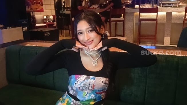 Amanda Caesa usai merilis lagu terbaru berjudul Don't Play di Senopati, Jakarta Selatan pada Jumat (15/12/2023) [Suara.com/Rena Pangesti]