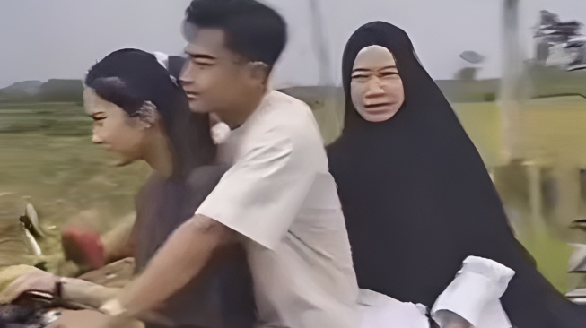 Pratama Arhan Bonceng Tiga Bareng Istri dan Mertua, Hijab Ibu Azizah Salsha Bikin Salfok