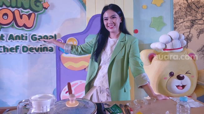 Chef Devina Hermawan di acara Promina Cooking Show MPASI Sehat Anti-gagal, Kamis (14/12/2023). (Fajar/Suara.com)