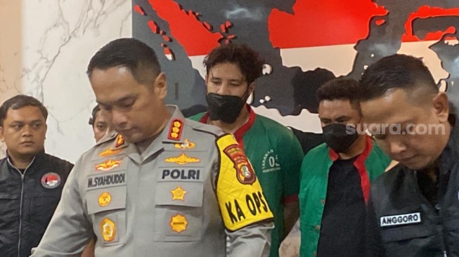 Ammar Zoni di rilis kasus narkoba yang ketiga kalinya di Polres Metro Jakarta Barat, Jumat (15/12/2023). [Suara.com/Tiara Rosana]