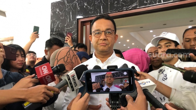 Wajah Datar dan Pandangan Mata Lurus ke Depan, Anies Tak Merespon Saat Disinggung Soal Ordal [Suara.com/Mae Harsa]