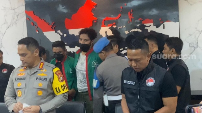 Ammar Zoni dibebaskan atas kasus narkoba ketiga di Polres Metro Jakarta Barat, Jumat (15/12/2023). [Pahami.id/Tiara Rosana]