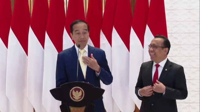 Jokowi Ditanya Tumben Pakai Dasi Kuning saat Bertolak ke Jepang, Jawabannya Bikin Pratikno Tertawa