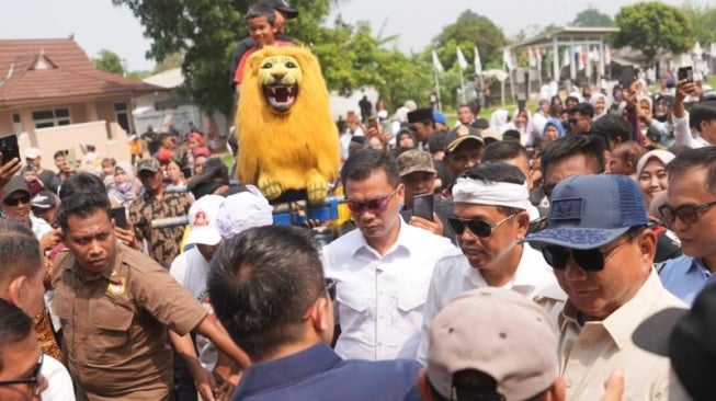 Prabowo Disambut Ribuan Warga di Purwakarta, Warga Teriak dan Mengacungkan Dua Jari