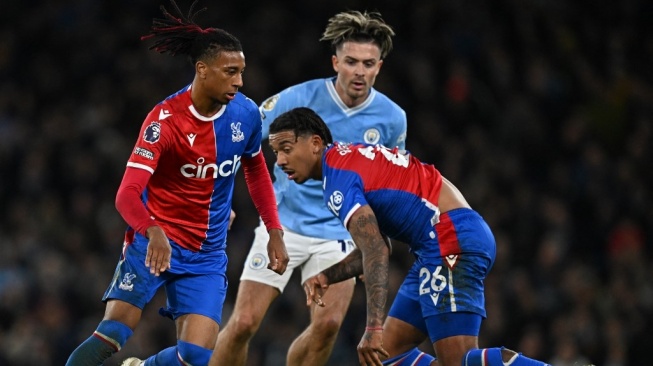 Gelandang Crystal Palace #07 Michael Olise (Kiri) bersaing dengan gelandang Manchester City #10 Jack Grealish selama pertandingan pekan ke-17 Liga Inggris 2023-2024 antara Manchester City vs Crystal Palace di Stadion Etihad di Manchester, barat laut Inggris, pada 16 Desember 2023.Paul ELLIS / AFP.