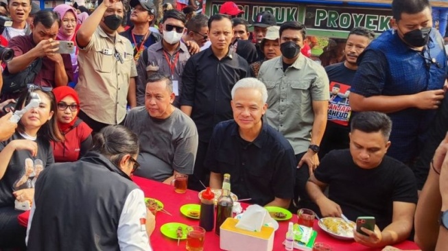 Ganjar Sarapan Nasi Uduk Pakai Jengkol di Pasar Proyek Lama Bekasi, Ada Warga yang Teriak Begini