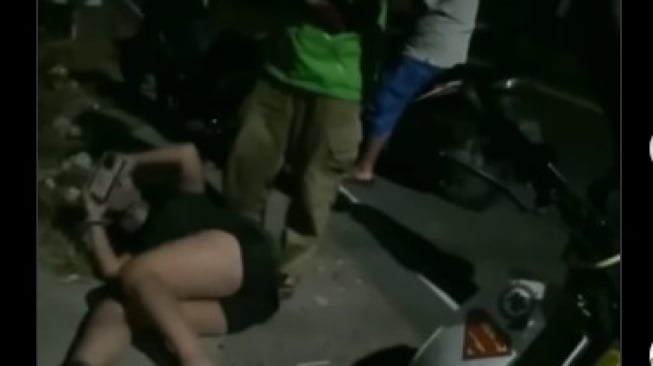 Viral Wanita Ponorogo Turun dari Motor Tantrum Hingga Guling-Guling di Jalanan