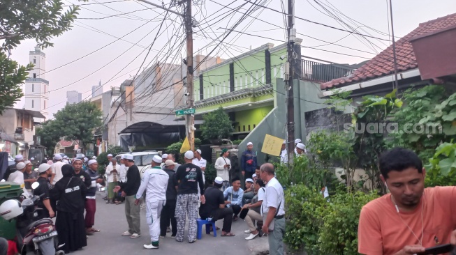 Suasana rumah duka meninggalnya istri Habib Rizieq Shihab di Petamburan, Sabtu (16/12/2023), (Suara.com/Yaumal)