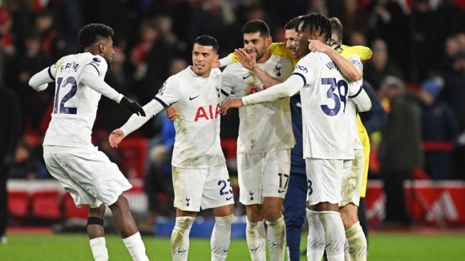 Pemain Tottenham merayakan kemenangan di markas Nottingham Forest dalam laga pekan ke-17 Liga Inggris di The City Ground, Sabtu (16/12/2023). Oli SCARFF / AFP