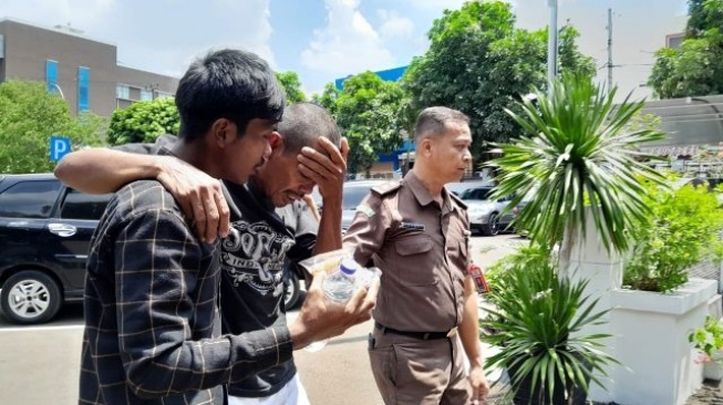 Muhyani, pemilik kambing bersama putranya, keluar dari Kantor Kejaksaan Negeri Serang setelah mendapat hukuman penangguhan penjara. [Bantennews/IST]
