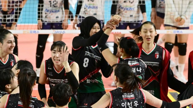 Megawati Hangestri (tengah atas) melakukan selebrasi sama-sama rekan-rekannya pada waktu membela Red Sparks di lanjutan Kejuaraan Voli Putri Korea Selatan atau V-League 2023-2024. [Kovo]