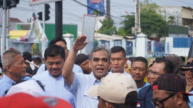 Sekjen Partai Gerindra sekaligus Wakil Ketua TKN Prabowo - Gibran, Ahmad Muzani saat menemui acara deklarasi dukungan yang digelar Solidaritas Nelayan Indonesia (SNI) untuk Prabowo-Gibran di Pelabuhan Perikanan Pantai Tegalsari, Kota Tegal, Minggu (17/12). (ist)