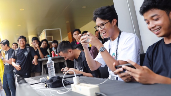 Putra Calon Presiden nomor urut 3, Muhammad Zinedine Alam Ganjar mengunjungi kawasan Plaza Renon, Denpasar, Bali, pada Minggu (17/12/2023). [Dok Ist]