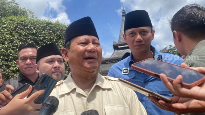 Capres nomor urut dua Prabowo Subianto usai nyekar di Makam Bung Karno, Blitar, Jawa Timur. (Suara.com/Novian)