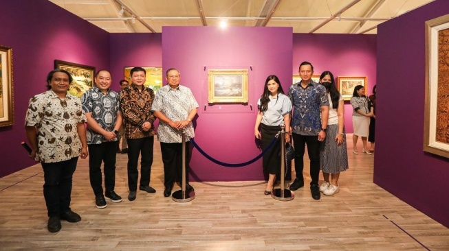 Annisa Pohan mengenakan tas mewah Chanel 19 dari bahan kulit domba asli saat mengunjungi museum di Kota Solo, Jawa Tengah. (Instagram/@agusyudhoyono)