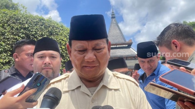 Capres nomor urut dua Prabowo Subianto usai nyekar di Makam Bung Karno, Blitar, Jawa Timur. (Suara.com/Novian)