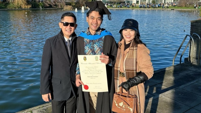 Anak Nini Carlina Lulus S2 Jurusan Langka di Irlandia, Fitri Carlina Hadir di Acara Wisuda