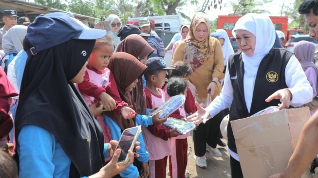 Gubernur Jawa Khofifah Indar Parawansa Timur, di Dusun Merak, Desa Sumberwaru, Kecamatan Banyuputih, Kabupaten Situbondo, Jawa Timur.  (Dok: Pemprov Jatim)