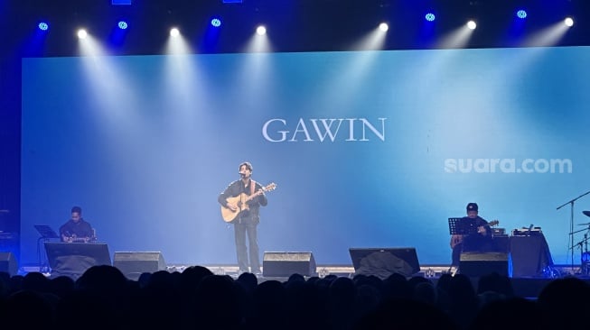 Gawin Caskey di konser GMMTV Musicon in Jakarta yang digelar di Grand Ballroom, Hotel Pullman, Jakarta pada Sabtu (16/12/2023). [Suara.com/Sumarni]