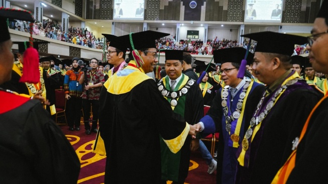 Calon Wakil Presiden nomor urut 3, Mahfud MD melakukan orasi ilmiah di Universitas Negeri Padang, Sumatera Barat pada Minggu (17/12/2023). [Dok. TPN Ganjar-Mahfud]