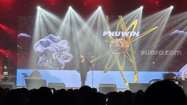 Phuwin Tangsakyuen di konser GMMTV Musicon in Jakarta yang digelar di Grand Ballroom, Hotel Pullman, Jakarta pada Sabtu (16/12/2023). [Suara.com/Sumarni]