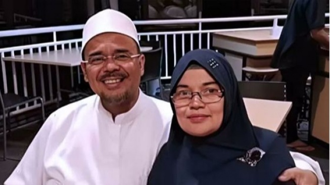 Habib Rizieq Shihab dan istrinya, Syarifah Fadhlun Yahya.