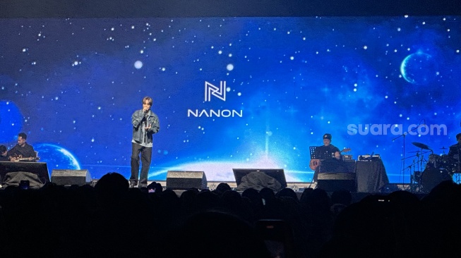 Nanon Korapat di konser GMMTV Musicon in Jakarta yang digelar di Grand Ballroom Hotel Pullman, Jakarta Barat pada Sabtu (16/12/2023). [Suara.com/Sumarni]