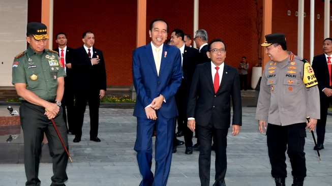 Presiden Joko Widodo atau Jokowi sebelum berangkat menuju Jepang di Lapangan Udara Halim Perdanakusuma, Sabtu (16/12/2023). (Rusman - Biro Pers Sekretariat Presiden)