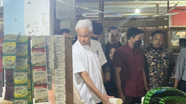 Ganjar Blusukan Ke Pasar Induk Wonosobo, Beli Tempe Dan Seikat Petai