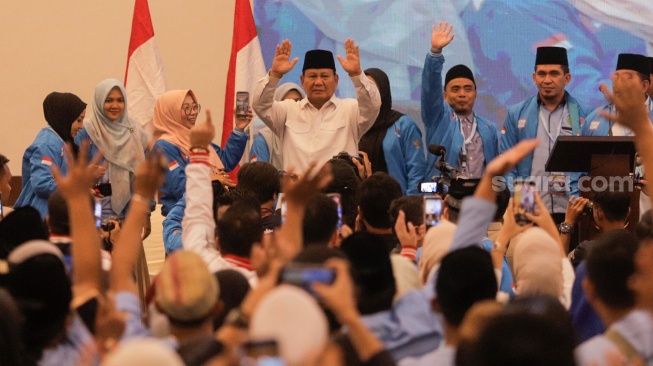 Calon Presiden Nomor Urut 2 Prabowo Subianto (tengah) menyapa para relawan saat hadir dalam Deklarasi Kaukus Generasi Muda Islam di Balai Sarbini, Jakarta, Senin (18/12/2023). [Suara.com/Alfian Winanto]