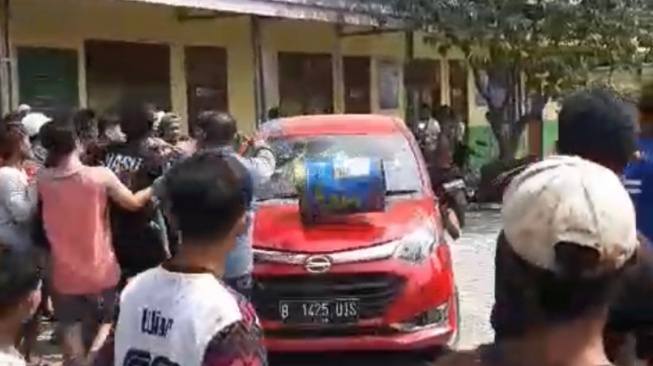 Gudang Plastik di Kalibaru Terbakar: Massa Amuk Mobil, Penyebabnya Bikin Geleng-geleng