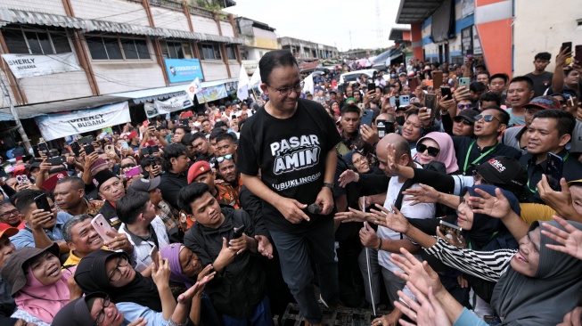 Anies Baswedan Dengarkan Curahan Hati Megawati di Pasar Inpres