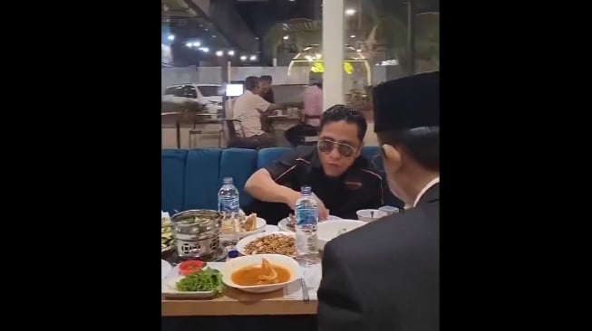 Cara Makan Gus Miftah Sambil Mengangkat Kaki Dianggap tak Beretika, Ini Hukumnya dalam Islam