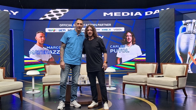 Legenda Sepak Bola Italia Marco Materazzi bersama mantan pemain Barcelona dan tim nasional Spanyol Carles Puyol dalam konferensi pers di Jakarta terkait Euro 2024. (Suara.com/Adie Prasetyo Nugraha).