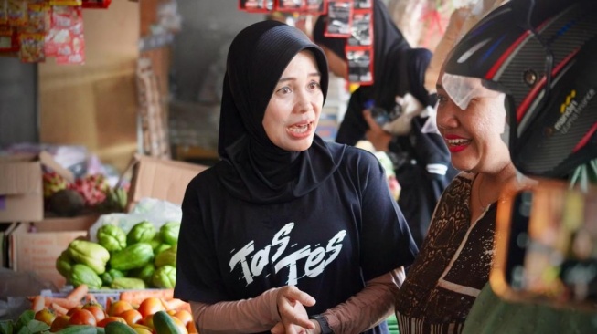 Blusukan ke Pasar di Madiun, Istri Ganjar Dicurhati Pedagang Soal Harga Bahan Pokok Naik: Mumet Bu...