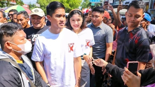 Dampingi Kaesang Pangarep ke Alun-alu Pati, Potret Erina Gudono Kenakan Kaos Couple Curi Perhatian di Tengah Kerumunan