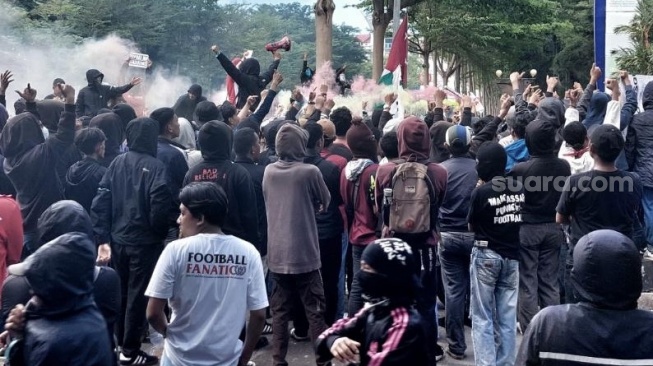 Diwarnai Aksi Saling Lempar, Unjuk Rasa Ribuan Suporter PSM Makassar di Menara Bosowa Rusuh