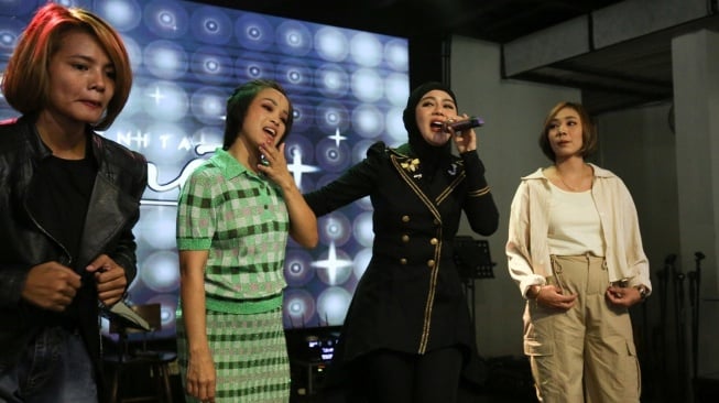 Jenita Janet bersama Rosi Arisha, Elsi Ardella, dan Silla Swastika sebagai peserta acara ODGJ Jadi Bintang. [dokumentasi pribadi]