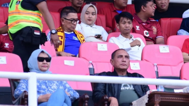 Edy Rahmayadi bersama istri menyaksikan laga PSMS Medan vs Sriwijaya FC Stadion Gelora Sriwijaya Jakabaring, Palembang, Minggu (17/12/2023). [Instagram @edy_rahmayadi]