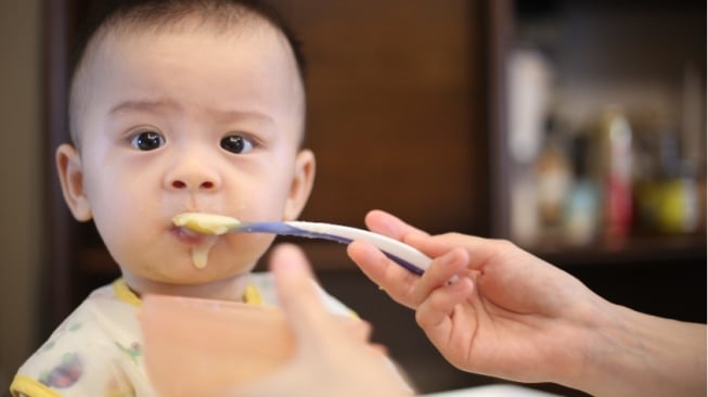 Ilustrasi Bayi Sedang Memakan MPASI (unplash/hui sang)