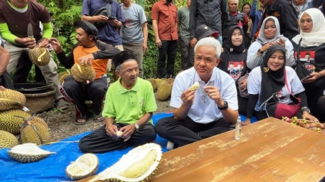 Emak-emak Caper saat Ganjar Lagi Makan Durian di Desa Wilayu, Langsung Dibalas Begini