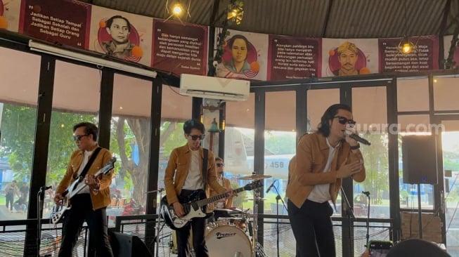 The Changcuters di acara peluncuran lagu terbaru di kawasan Gatot Subroto, Jakarta Selatan pada Senin (18/12/2023) [Suara.com/Rena Pangesti]