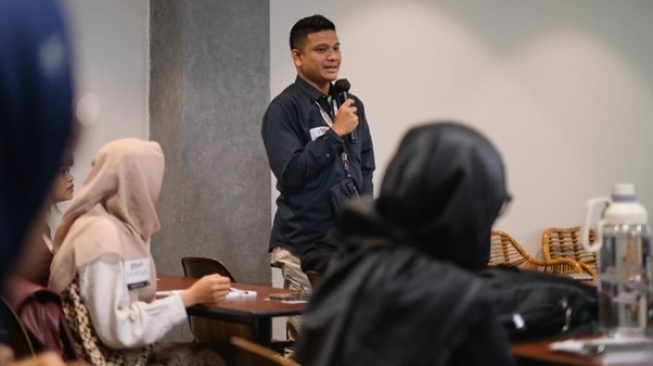 CEO Satechainmedia, Ananda Aditya, memaparkan materi manfaat platform faucet stcryptoads.com  (Istimewa)