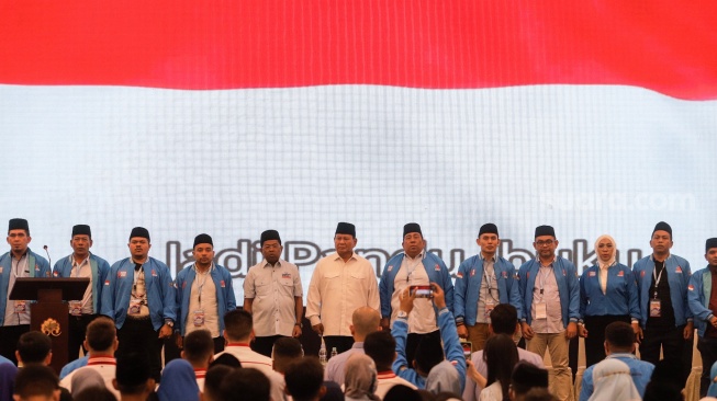 Calon Presiden Nomor Urut 2 Prabowo Subianto (tengah) saat hadir dalam Deklarasi Kaukus Generasi Muda Islam di Balai Sarbini, Jakarta, Senin (18/12/2023). [Suara.com/Alfian Winanto]