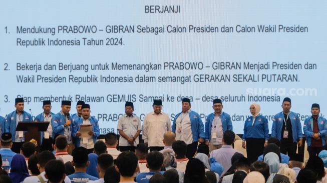 Calon Presiden Nomor Urut 2 Prabowo Subianto (tengah) saat hadir dalam Deklarasi Kaukus Generasi Muda Islam di Balai Sarbini, Jakarta, Senin (18/12/2023). [Suara.com/Alfian Winanto]