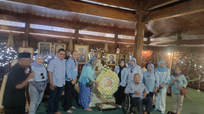 Ziarah ke Makam Presiden Soeharto di Astana Giribangun, P-Perisai Doakan Prabowo Subianto Menang Pilpres 2024